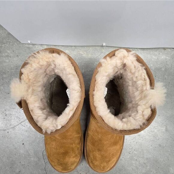 UGG Koolaburra Suede and Shearling Short Boots w/ Bows in Chestnut. Size 8 - Picture 9 of 11